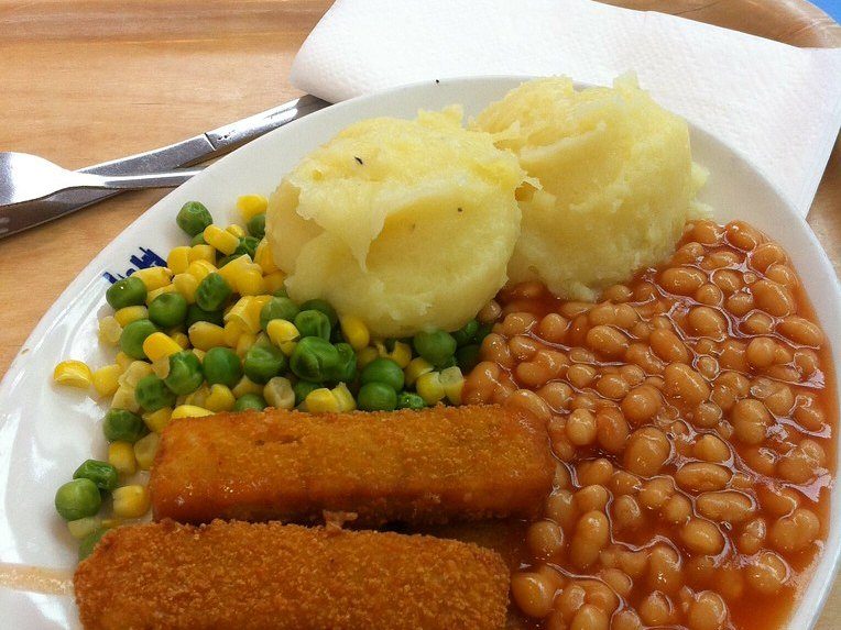 Fischstäbchen mit Kartoffelpüree & Erbsen