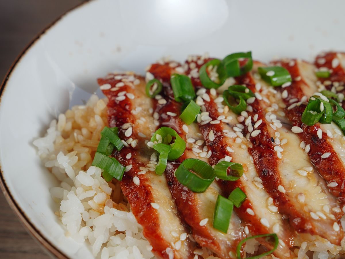 Teriyaki-Hähnchen-Bowl mit Reis