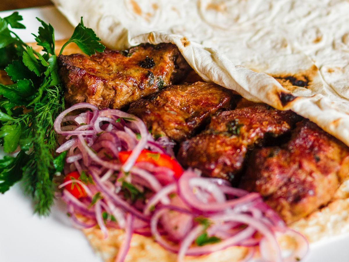 Cevapcici mit Djuvec-Reis & Ajvar