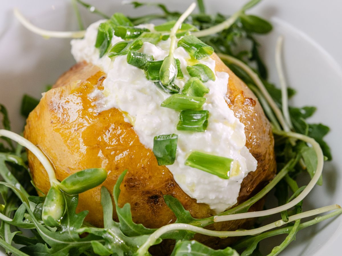 Ofenkartoffel mit Kräuterquark & Salat